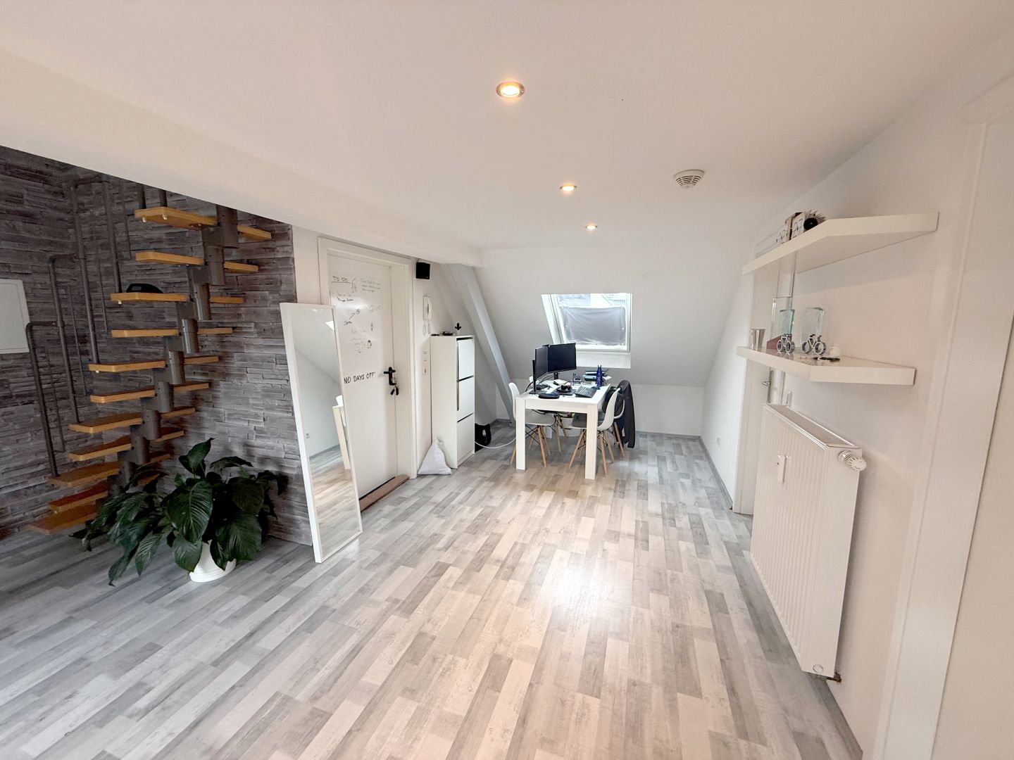 Ansicht 2 von: Im Herzen von Neuss: Zentrales und modernes Apartment im DG mit Klimaanlage und Tageslichtbad